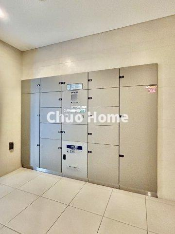 BELISTA押上駅前の設備|【宅配ボックス】在宅時・不在時に関わらず、居住者の代わりに非対面で宅配物を受け取ってくれる便利な設備です。わかりやすくご説明致しますので見学時にはお部屋だけではなく共用部分もぜひチェックしてください。