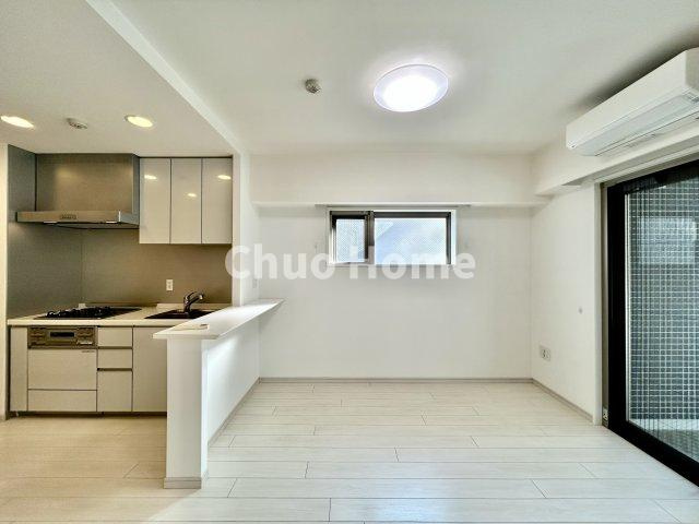 BELISTA押上駅前の居間・リビング|【リビングダイニング】一日の中で多くの時間を過すことになるリビングダイニングだからこそ、いつも穏やかな空間であることが必然。爽やかな通風と採光を存分に感じる事が出来る空間です。