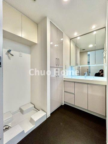 BELISTA押上駅前の脱衣所|【洗面所】明るい洗面所は朝をすっきりさせてくれる空間です。バタバタしている忙しい朝でも収納が多い洗面台では短い時間で効率良く支度ができます。