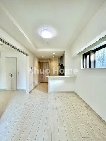 BELISTA押上駅前の居間・リビング|【居間・リビング】「ＬＤＫは家族団らんをデザイン」広いＬＤＫでは家族が集まり一緒の時間を過ごせる工夫がされております。何気ない一日の当たり前のひとコマがいつか一生の宝物になります