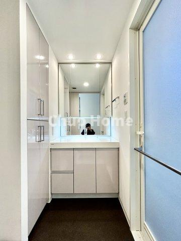 BELISTA押上駅前の独立洗面台|【洗面化粧台】洗面化粧台には三面鏡を採用。身だしなみを整えやすい事はもちろんですが、鏡の後ろに収納スペースを設ける事により、散らかりやすい洗面スペースをすっきりさせる事が出来るのも嬉しいですね