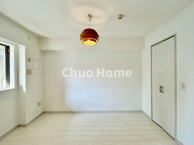 BELISTA押上駅前の洋室|【洋室】快適に過ごす条件は、一人ひとり違います。だからこそ飾り過ぎないシンプルな内装と偏り過ぎないデザインで統一しております。居住していく中でオーナー様だけの【マイホーム】に創り上げて下さい