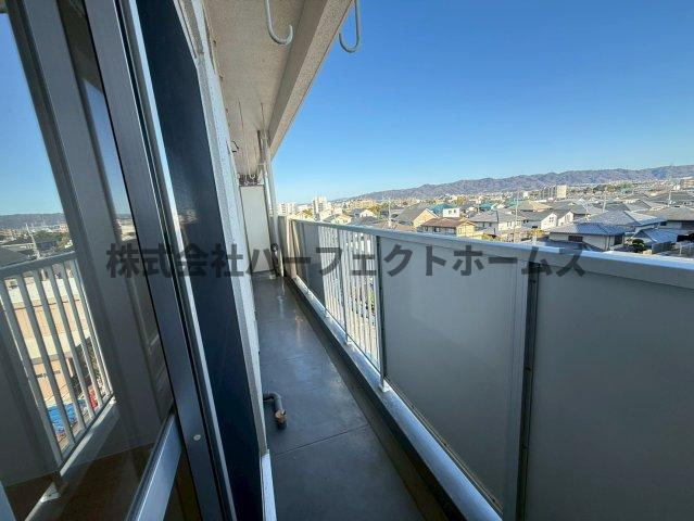 香里ヶ丘日東マンションD棟のバルコニー|暖かな日差しのふりそそぐバルコニー