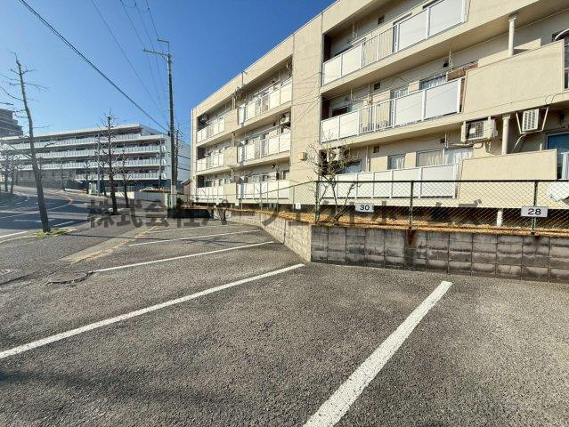 香里ヶ丘日東マンションD棟の駐車場|駐車場に車を止められます
