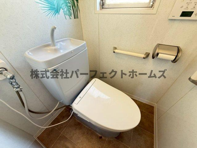 香里ヶ丘日東マンションD棟のトイレ|落ち着いた色調のトイレです