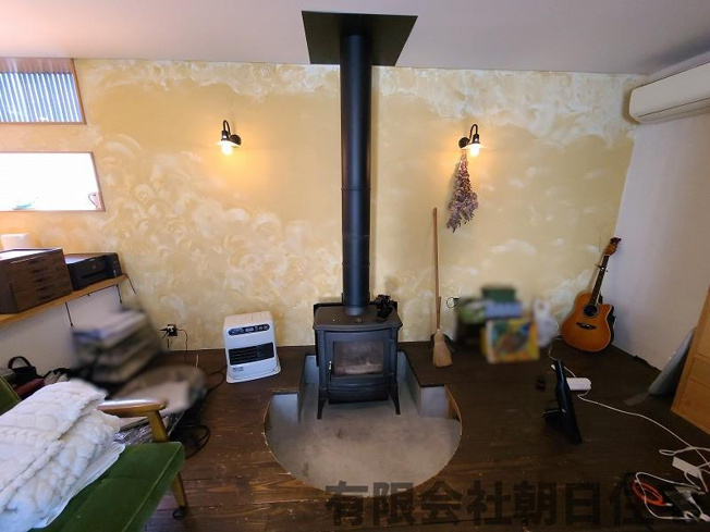 【居間・リビング】 | 玉湯町玉造中古戸建 | 薪ストーブのあるリビングです。