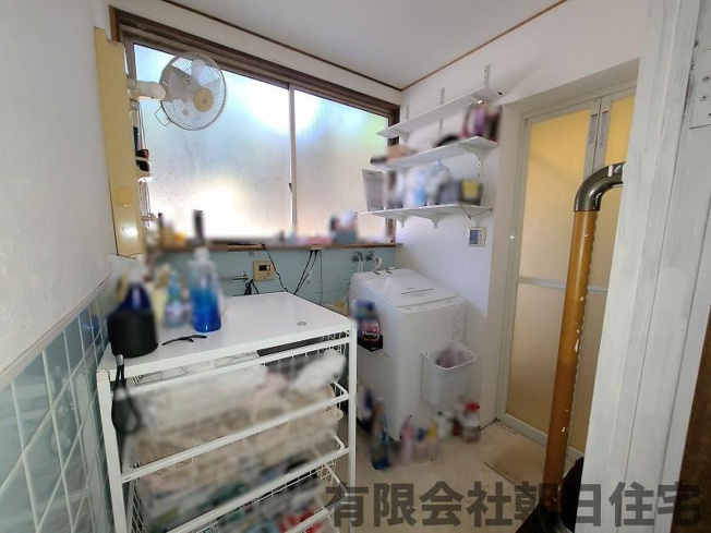 【洗面所】 | 玉湯町玉造中古戸建 | 明るい洗面所です