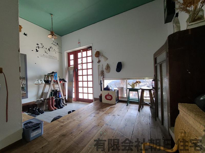 【玄関】 | 玉湯町玉造中古戸建 | 明るい玄関です