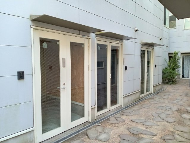 府中市府中町１丁目のアパートのエントランス