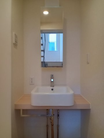 府中市府中町１丁目のアパートの洗面所