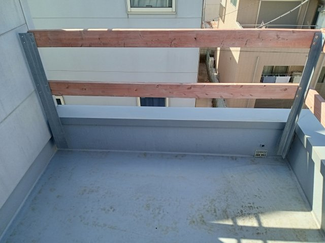 府中市府中町１丁目のアパートのバルコニー