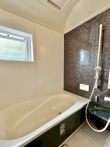 栗東市下戸山　中古戸建ての浴室|ゆったり1坪タイプのお風呂。