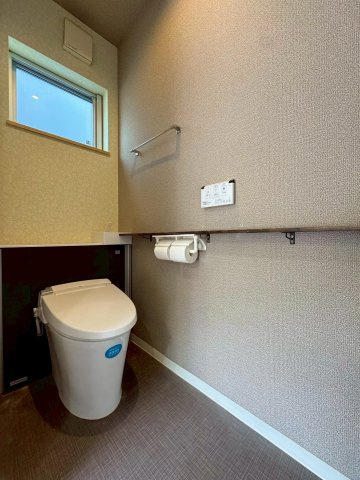 栗東市下戸山　中古戸建てのトイレ|シックで落ち着いた印象のトイレ。