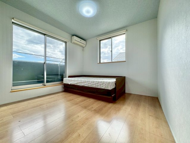 栗東市下戸山　中古戸建ての洋室|2面採光で陽当たりの良い2F洋室。