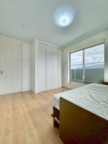 栗東市下戸山　中古戸建ての洋室|全居室収納完備です。