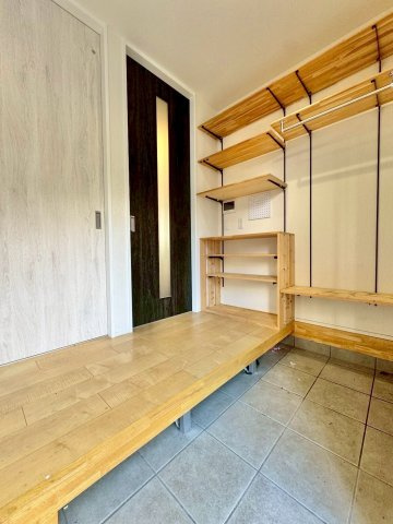 栗東市下戸山　中古戸建ての玄関|ナチュラルな質感が心地よい、やさしい雰囲気の玄関スペースです。