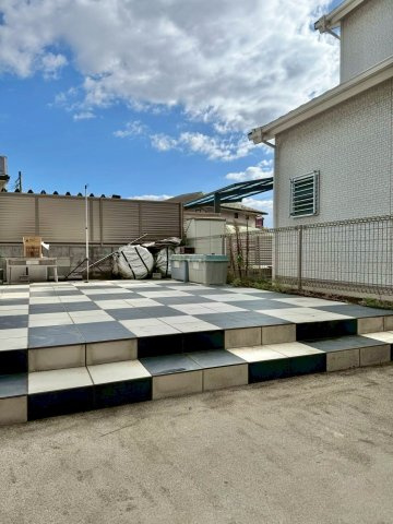 栗東市下戸山　中古戸建ての庭|南側お庭スペース。お天気の良い休日にはBBQなど、ご家族で楽しむことができます。