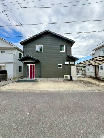 栗東市下戸山　中古戸建ての外観|閑静な住宅地で、お子様ものびのびと生活できる環境が整っています。