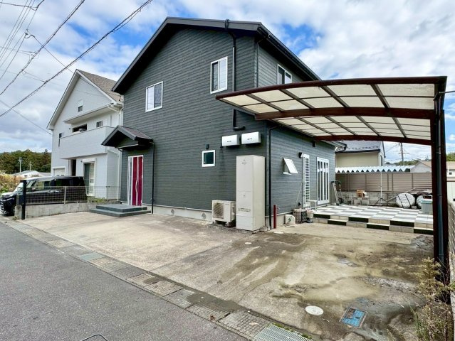 栗東市下戸山　中古戸建ての駐車場|駐車3台可。（車種による）カーポート1台分完備。