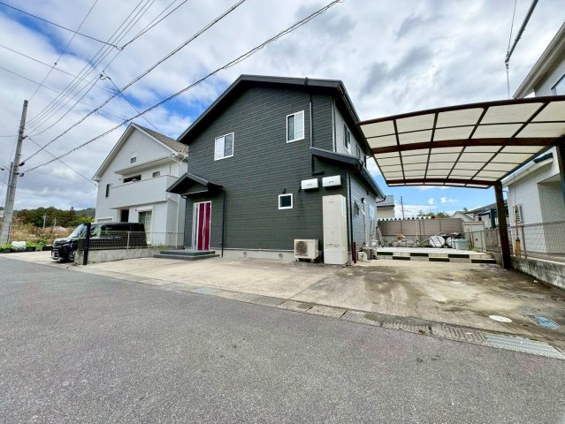 栗東市下戸山　中古戸建ての前面道路含む現地写真|前道はゆったり6ｍあるので、駐車の際も楽々です。