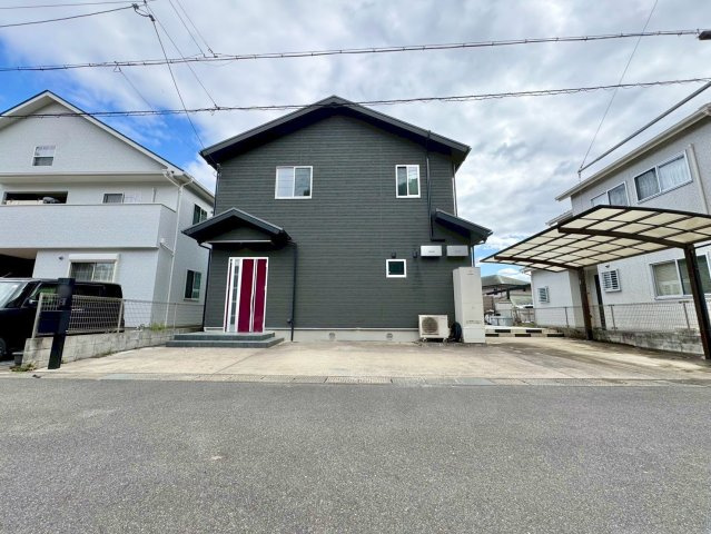 栗東市下戸山　中古戸建ての外観|平成28年築、スキップフロアなどこだわりの詰まったおしゃれなお住まいです。