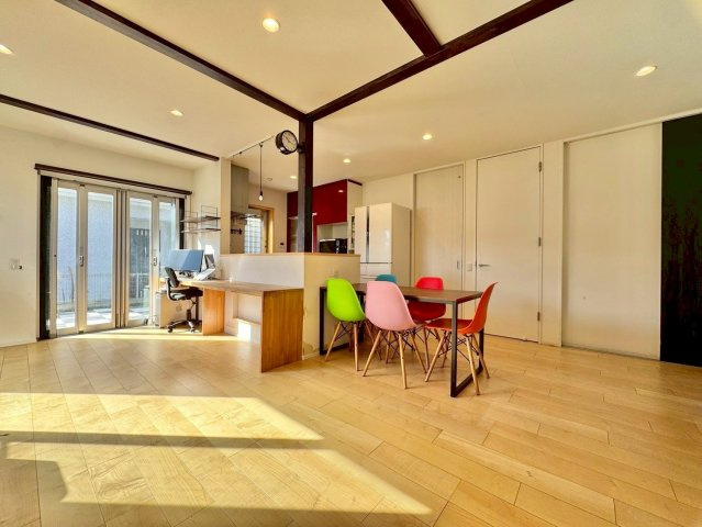 栗東市下戸山　中古戸建ての居間・リビング|自然素材の優しい風合いが生み出す、あたたかな印象のお住まいです。