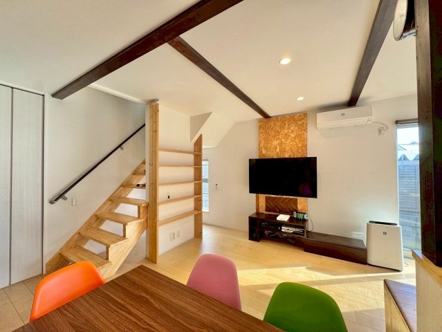 栗東市下戸山　中古戸建ての居間・リビング|デザイン性の高い梁見せ天井によって、開放的なリビングスペース。