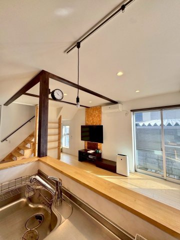 栗東市下戸山　中古戸建ての居間・リビング|大きな窓から陽の光が差し込み、とても明るい室内です。