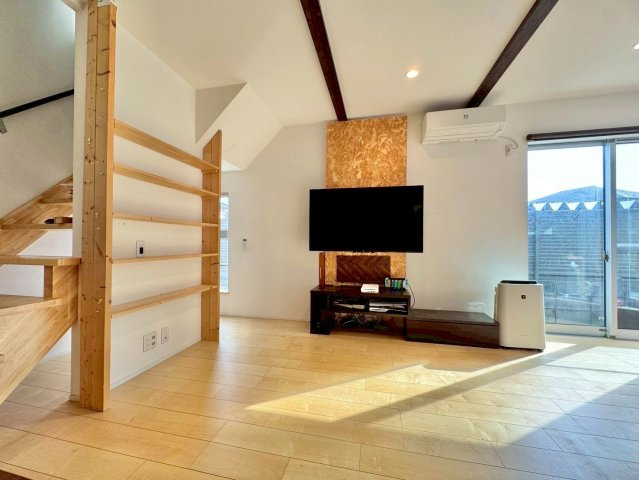 栗東市下戸山　中古戸建ての居間・リビング|ご家族同士のコミュニケーションが取りやすい、リビング階段です。