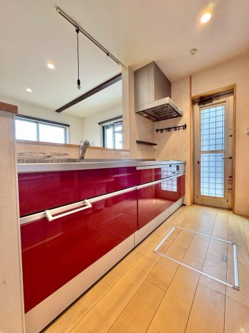 栗東市下戸山　中古戸建てのキッチン|アクセントカラーが素敵なキッチンスペース。