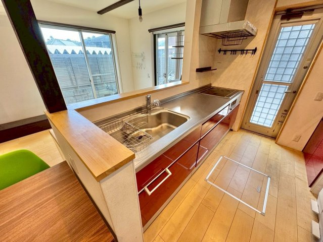 栗東市下戸山　中古戸建てのキッチン|太陽光発電搭載のオール電化住宅です。