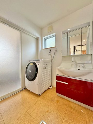 栗東市下戸山　中古戸建ての独立洗面台|脱衣所にも木目調を取り入れ、お家全体のデザインと調和しています。