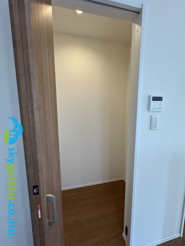 藤沢市辻堂太平台　新築戸建　全5棟1号棟の収納|キッチン隣のパントリー。