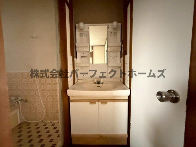 長尾家具町2丁目戸建　賃貸の独立洗面台|朝の支度にも助かる、独立の洗髪洗面化粧台
