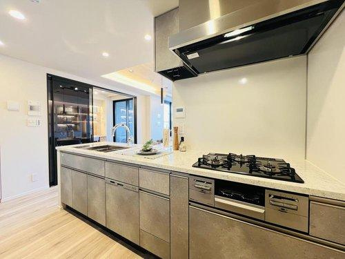 ◆クレヴィア新宿中落合EASTのキッチン|使いやすい引き出し式の食洗機完備で家事をしっかりサポート！洗い物も楽々、節水にもなりますので手洗いより断然お得♪　