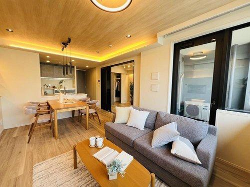 ◆クレヴィア新宿中落合EASTの居間・リビング|家族の会話が増える対面キッチン。ご家族と会話をしながらのお料理は楽しいですね