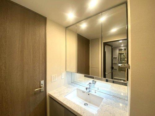 ◆クレヴィア新宿中落合EASTの洗面所|便利なシャワードレッサー付きなので、時間のない朝のセットも楽々♪