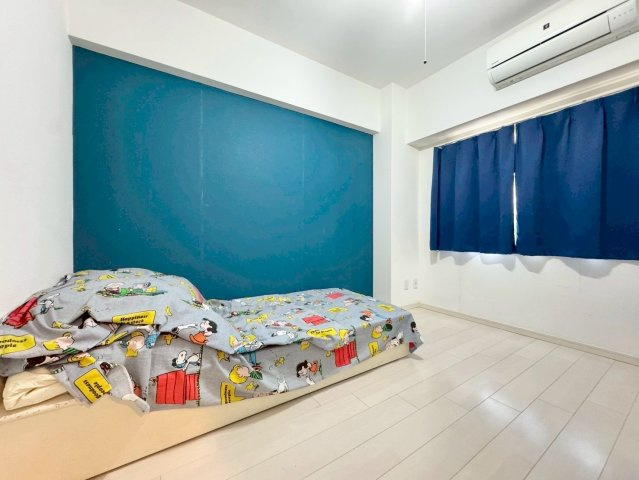 エルシティ草津壱番館の洋室|アクセントクロスがお洒落な5.2帖洋室。