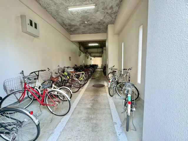 エルシティ草津壱番館の駐輪場|屋根付きの駐輪場は、悪天候の日でも安心です。