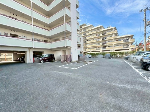 エルシティ草津壱番館の駐車場|自走式平面駐車場。