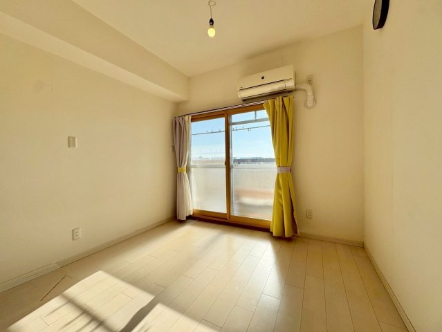 エルシティ草津壱番館の洋室|5.8帖洋室。窓から陽の光が差し込み、明るい室内です。