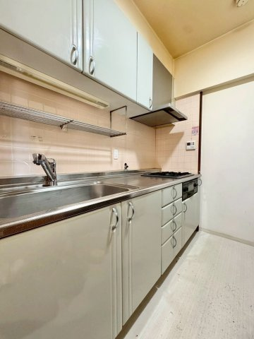 エルシティ草津壱番館のキッチン|収納箇所充実のキッチンスペース。