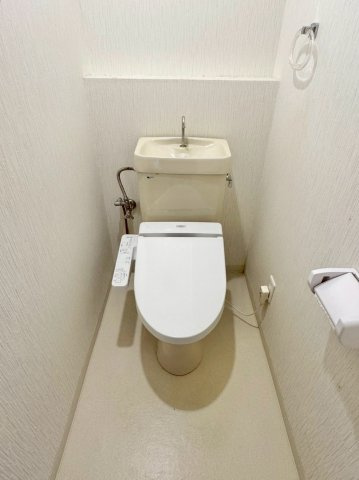 エルシティ草津壱番館のトイレ|白色でスッキリと清潔感のあるトイレ。