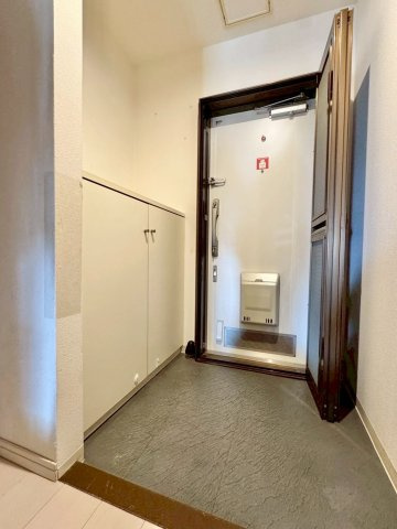 エルシティ草津壱番館の玄関|シューズボックス完備なので、ご家族分の靴もまとめて収納が可能です。
