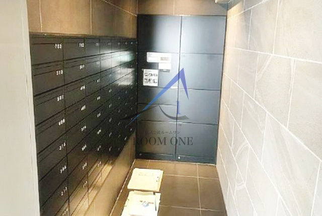 ＣＲＥＶＩＳＴＡ豊洲Ｂａｙ　ＳｉｄｅⅡのその他共用部分|集合ポストと宅配ボックスです。