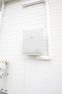 【発電・温水設備】 | 【仲介手数料無料！！】府中市日新町3丁目　新築戸建て（全16棟）J号棟　5690万円 | 太陽光発電システム搭載