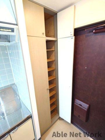 ヴィラ第壹番館の玄関|大容量シューズＢＯＸ