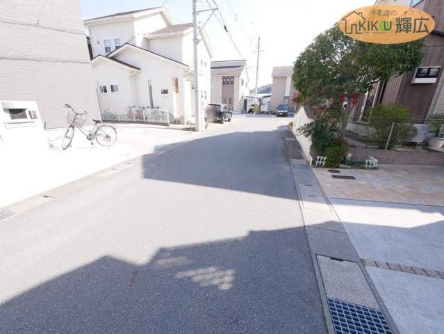 高砂市阿弥陀町生石　中古戸建の前面道路含む現地写真