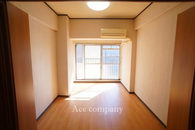 【内装】 | シャルマンコーポ今里 | 【洋室6帖】南面から採光が入る明るいお部屋です☆