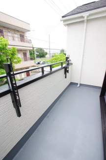 【バルコニー】 | 【仲介手数料無料！！】府中市日新町3丁目　新築戸建て（全16棟）L号棟　5590万円 | ワイドバルコニー